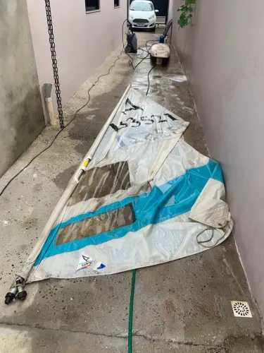 Prancha de windsurf com vela 