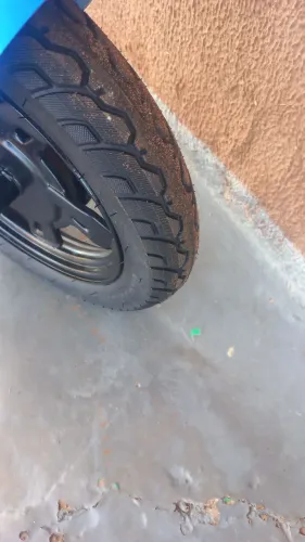 Pneu de scooter colocado 