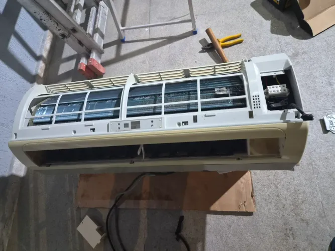 Duas evaporadoras de ar condicionado split 12000 BTUs