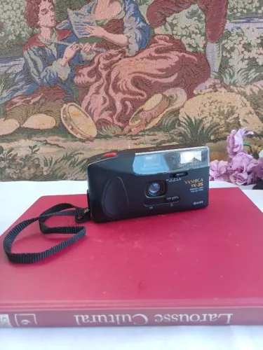 câmera analógica compacta Yashica YK-35 sem filme para testar