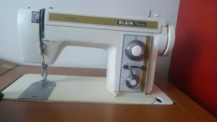 Máquina de costura ELGIN zig zag super com gabinete