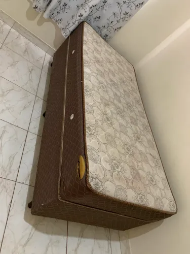Vende - se uma cama usada de solteiro