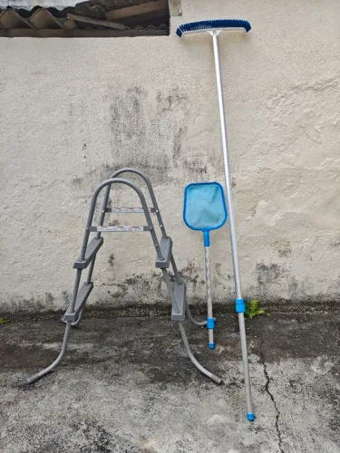 Escada para piscina até 84 cm + escova curva + redeira