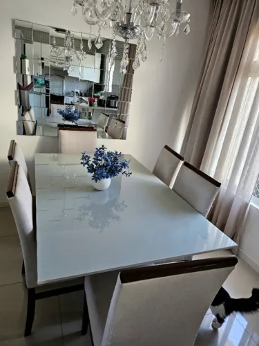 Mesa de jantar de madeira maciça e tampo laqueado