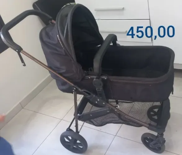 Carrinho de bebê, andador e bebê conforto.