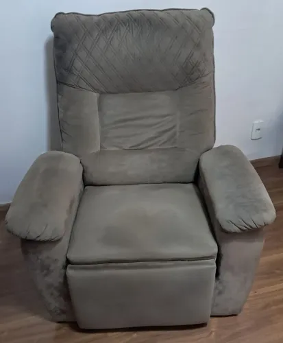 VENDO POLTRONA DE SALA BOM ESTADO MAS PRECISA DE UMA HEGIENIZAÇÃO, VALOR R$ 500,00