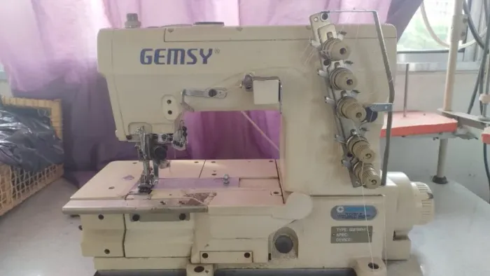 Máquina de Costura Gemsy Galoneira - GEM 15008-01