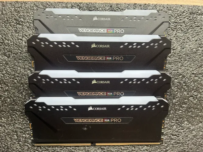 Memória 4x8GB Corsair Vengeance RGB Pro 3200 (32GB)