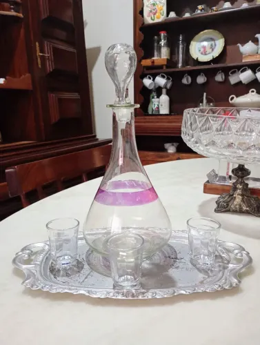 Licoreira em vídeo com 3 minis copos