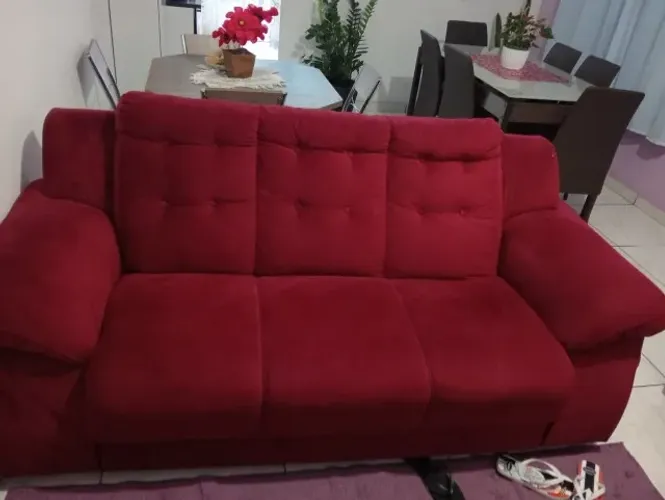 Kit 2 sófas com 2 e 3 lugares vermelho em otimo estado, usado poucas vezes. SEMINOVO