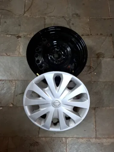 Roda original Aro 15 Nissan Versa com calotas 