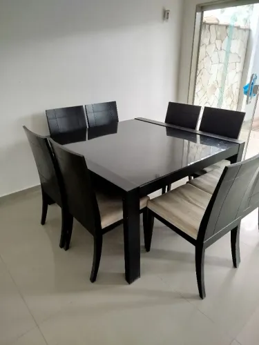Mesa de madeira maciça quadrada com 8 lindas cadeiras 