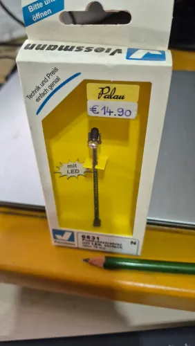Lindo holofote em poste oara iluminação de via em sua naquete HO