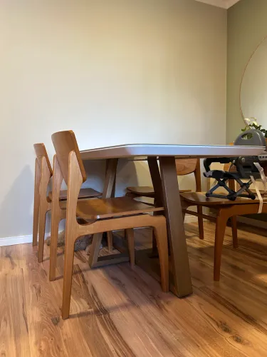 Mesa com base de madeira e tampo de Laca