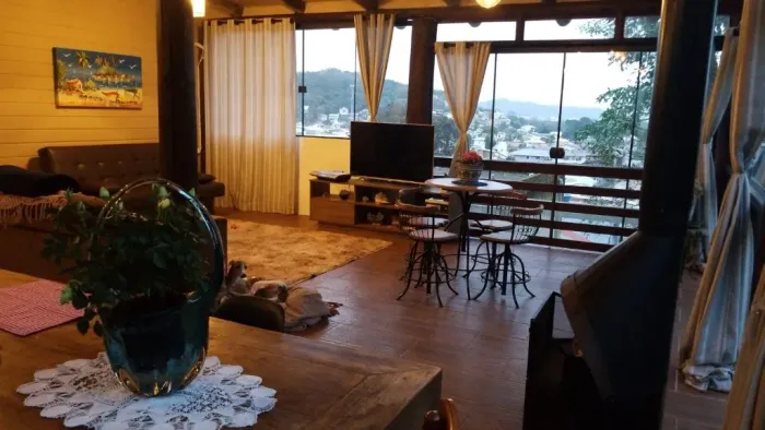 Casa em amplo terreno com linda vista à 1km da Praia da Cachoeira do Bom Jesus!