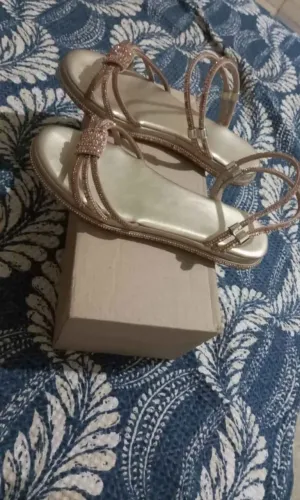 Vende se Sandália feminina dourada com strass