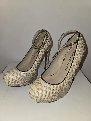 Sapato CARMIM. COURO DE COBRA impecável tamanho 34