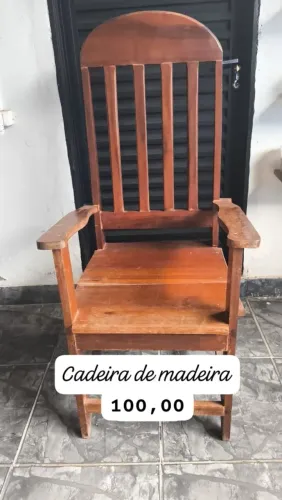 Cadeira de madeira grande