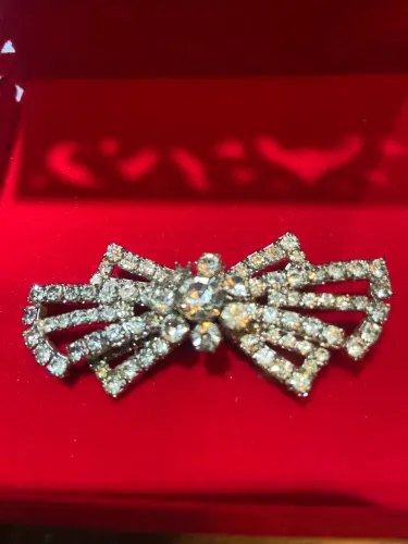 Broche formato laço cravejado com pedras de strass, vintage