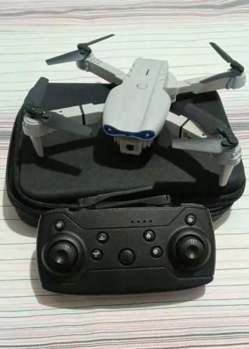 Drone E99 recreativo não profissional. (1 bateria)