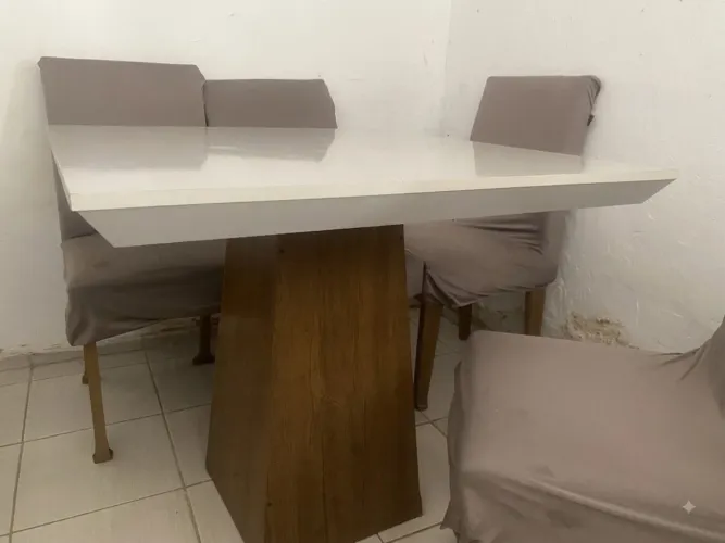 Vendo Mesa de madeira conservada com 4 cadeiras para reforma