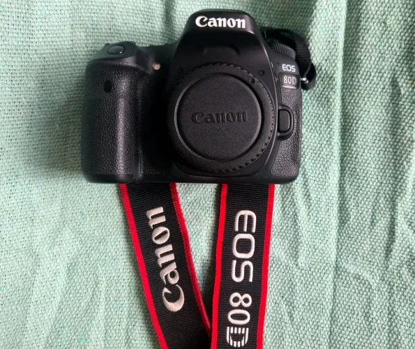 Câmera DSLR CANON 80D