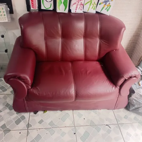 Sofá em couro vermelho vinho em ótimo estado 