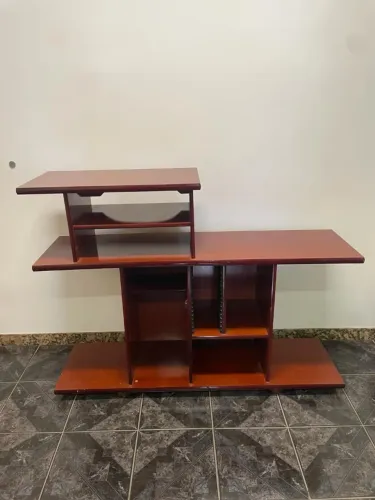 Rack em Mogno com divisórias e porta CDs.