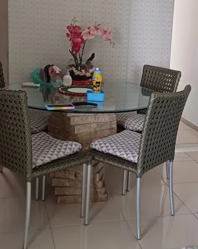 Mesa de vidro com mármore