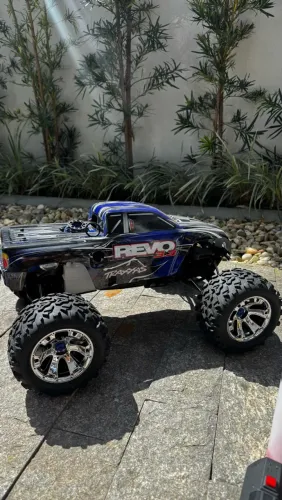 2 Carrinhos de controle Revo traxxas 3.3 Nitro