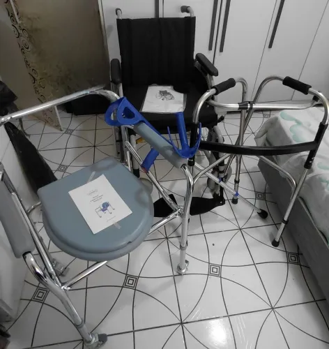 Itens para facilitar a mobilidade Cadeira de rodas, Cadeira de Banho, Andador e Muletas