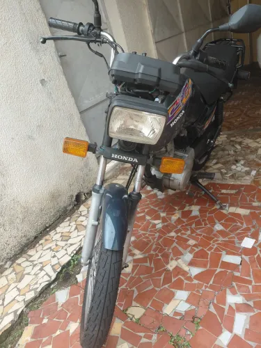 Vendo esta moto relíquia,moto toda revisada documentação em meu nome .
