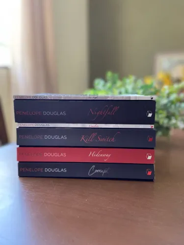 Kit com 4 livros e 2 contos: Devil?s Night - Penelope Douglas