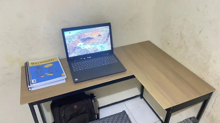 Mesa de escritório em L