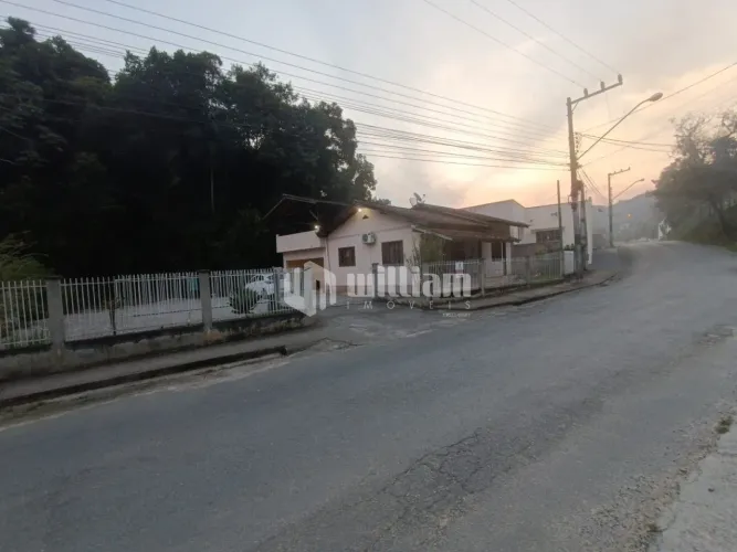 Casa à venda na Primeiro de Maio, em Brusque - 2 Dormitórios, Sala e jantar e estar, 2 Vag