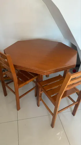 Mesa com 2 cadeiras