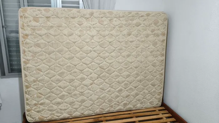 Colchão de casal de molas, com a base