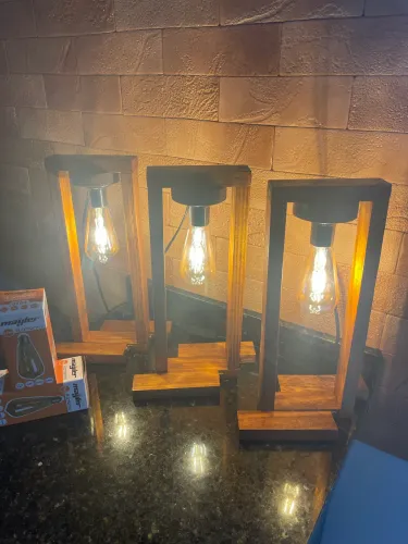 Luminária de mesa com lâmpada de filamento