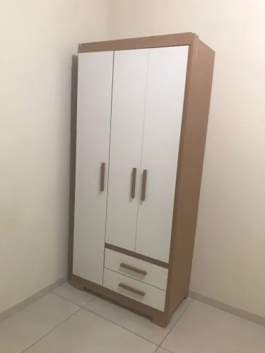 Guarda-roupa três portas e duas gavetas