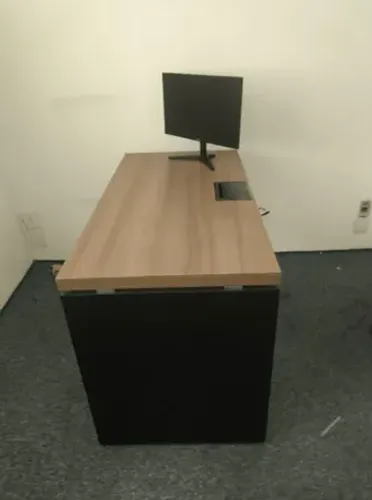 Mesa de Escritório Diretor c/ Passa-Cabos - Excelente Estado