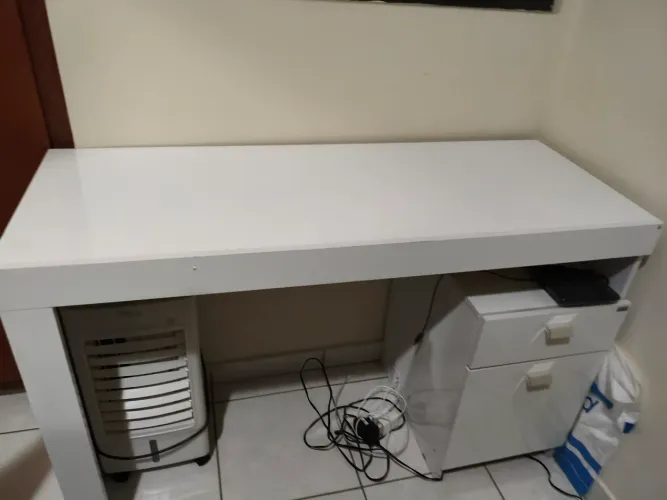 Mesa de Escritório / Escrivaninha Branca com Gaveteiro Integrado