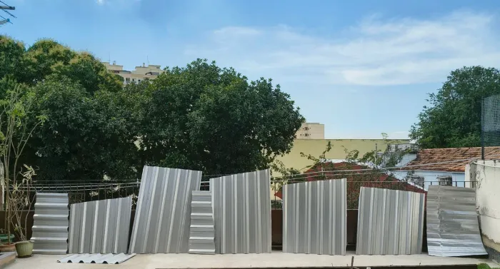 7 telhas novas galvalume / alumínio , vários tamanhos. A maior tem 1,50x1,10m aprox.
