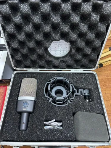 MICROFONE AKG C214