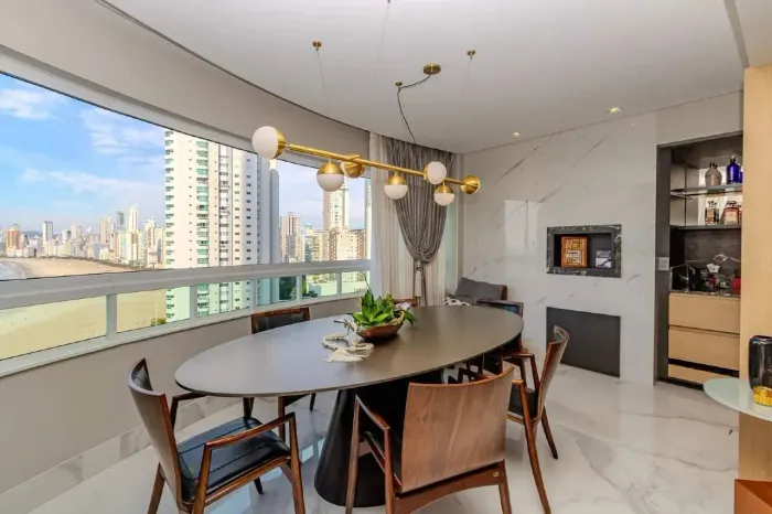 Apartamento com vista mar à venda no Ed. Luz do Mar em Balneário Camboriú