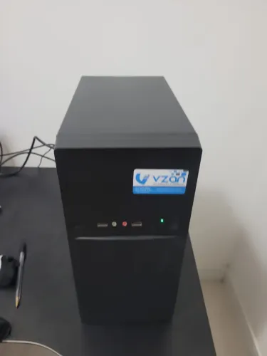 Lote com 3 Computadores ? Core i3 e Celeron ? Somente Gabinetes
