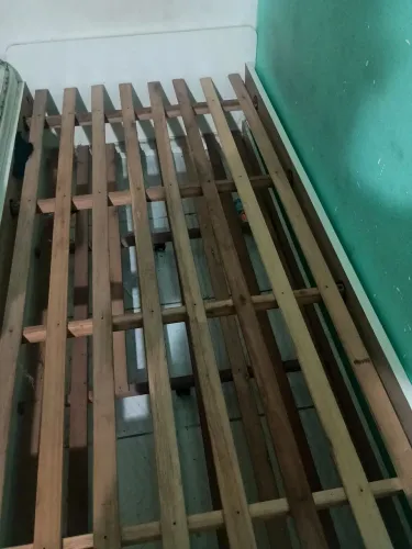 Cama de solteiro com auxiliar em baixo ótima.