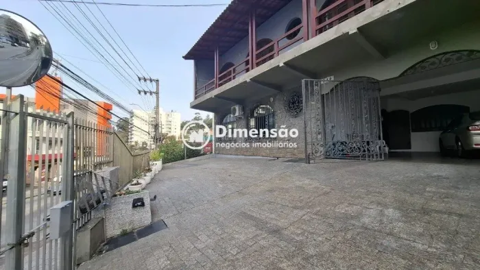CASA COM 9 DORMITÓRIOS E ELEVADOR NA AGRONÔMICA
