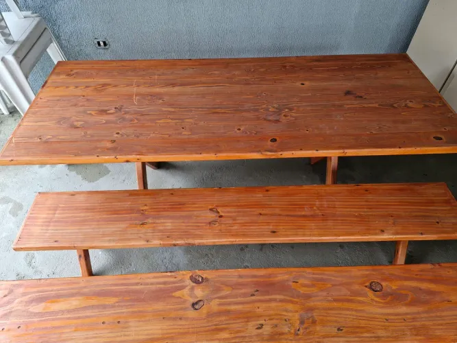 Conjunto mesa e bancos 