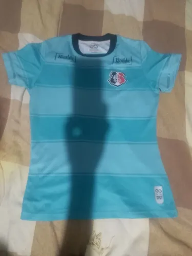 Duas camisas do Santa Cruz. Uma feminino e outra masculino.