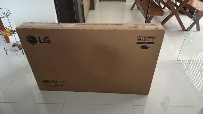 Vendo TV LG 50 polegadas Smart 4k zerada lacrada com nota fiscal e 1 ano de garantia.